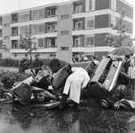 128466 Afbeelding van een verongelukte auto op de Kardinaal de Jongweg te Utrecht, ter hoogte van de kruising van met ...